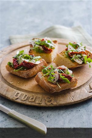 simsearch:825-07077930,k - Rocket lettuce,confit tomato and parmesan Bruschetta Foto de stock - Con derechos protegidos, Código: 825-06817245