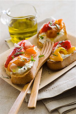 simsearch:825-07522981,k - Ricotta and grilled pepper Bruschettas Photographie de stock - Rights-Managed, Code: 825-06817248