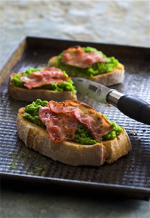 simsearch:652-07655904,k - Pureed pea and bacon Bruschettas Stock Photo - Rights-Managed, Code: 825-06817254