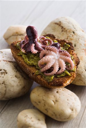 simsearch:825-07077700,k - Octopus and parsley pesto Bruschetta Photographie de stock - Rights-Managed, Code: 825-06817253