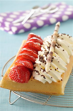 simsearch:825-06817338,k - Waffle with whipped cream and strawberries Foto de stock - Con derechos protegidos, Código: 825-06817269