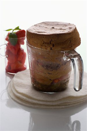 simsearch:825-07077352,k - Strawberry soufflé Foto de stock - Con derechos protegidos, Código: 825-06817309