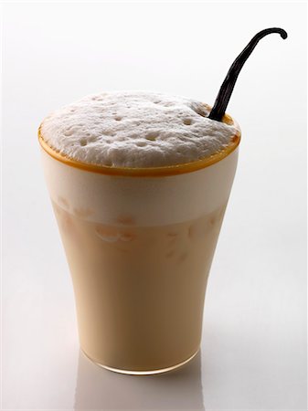 simsearch:652-03802345,k - Rum,Bailey's,coconut milk and vanilla chilled cocktail Foto de stock - Con derechos protegidos, Código: 825-06817324