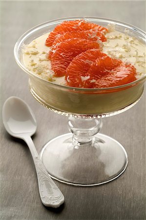simsearch:652-07655663,k - White coconut Bavarian with pink grapefruit Photographie de stock - Rights-Managed, Code: 825-06817327