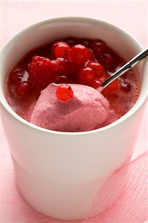 simsearch:825-05989078,k - Summer fruit mousse Photographie de stock - Rights-Managed, Code: 825-06817338