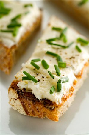 simsearch:652-05806682,k - Creamy mascarpone with chives on mini toasts Foto de stock - Con derechos protegidos, Código: 825-06817340
