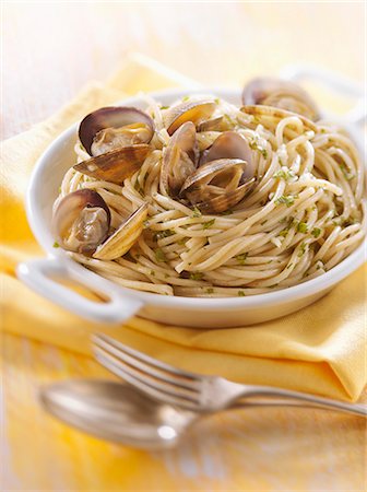 simsearch:825-06816265,k - Wholemeal spaghetti  à la vongole Stockbilder - Lizenzpflichtiges, Bildnummer: 825-06817366