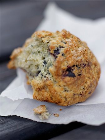 simsearch:825-06817410,k - Blueberry muffin from the organic Green City Market Foto de stock - Con derechos protegidos, Código: 825-06817406