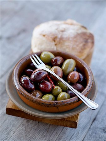 simsearch:825-06817385,k - Bowl of mixed olives Photographie de stock - Rights-Managed, Code: 825-06817416