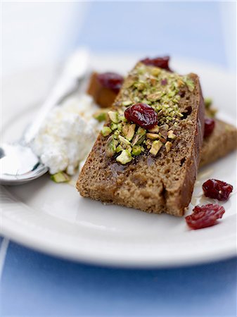 simsearch:825-06816057,k - Dried fruit and cranberry cake Photographie de stock - Rights-Managed, Code: 825-06817411