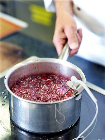 simsearch:825-03628812,k - Taking the temperature of jam cooking in a saucepan Stockbilder - Lizenzpflichtiges, Bildnummer: 825-06817445