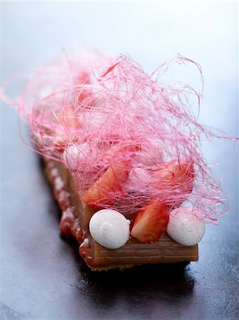 simsearch:825-06817880,k - Shortbread biscuit with stewed rhubarb,strawberries,meringues and cotton candy Photographie de stock - Rights-Managed, Code: 825-06817448