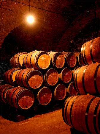 Wooden wine barrels in a cellar Photographie de stock - Rights-Managed, Code: 825-06817456