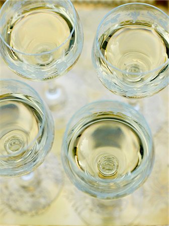 simsearch:652-05809378,k - Glasses of white wine Photographie de stock - Rights-Managed, Code: 825-06817464