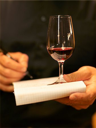 simsearch:825-06817453,k - Wine waiter taking notes after tasting a glass of wine Foto de stock - Direito Controlado, Número: 825-06817460