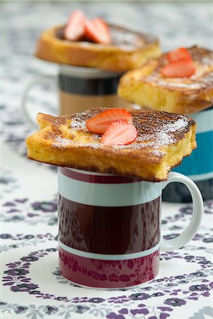 simsearch:825-07649248,k - French toast with strawberries Fotografie stock - Rights-Managed, Codice: 825-06817477