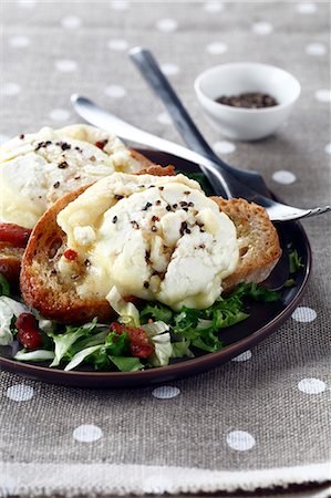 simsearch:652-07655818,k - Hot goat's cheese Crostinis Photographie de stock - Rights-Managed, Code: 825-06817530