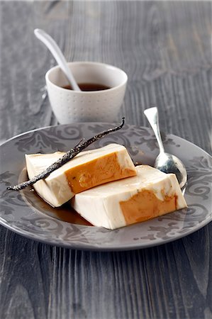 simsearch:825-06816265,k - Slices of vanilla-flavored  panna cotta Stockbilder - Lizenzpflichtiges, Bildnummer: 825-06817564