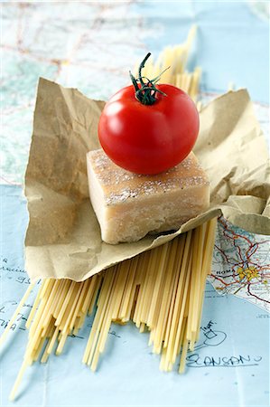 simsearch:825-03628817,k - Spaghettis, parmesan and a tomato on a road map of Italy Fotografie stock - Rights-Managed, Codice: 825-06817561