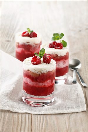 simsearch:825-05836955,k - Light raspberry Tiramisu Photographie de stock - Rights-Managed, Code: 825-06817571