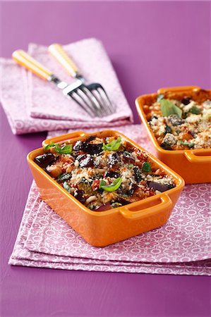simsearch:652-06819249,k - Eggplant, mozzarella and tomato savoury crumble Photographie de stock - Rights-Managed, Code: 825-06817591