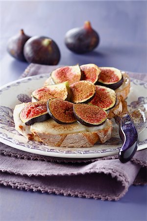 simsearch:825-07076842,k - Bruschetta with gorgonzola and cinnamon-flavored figs Stock Photo - Rights-Managed, Code: 825-06817625