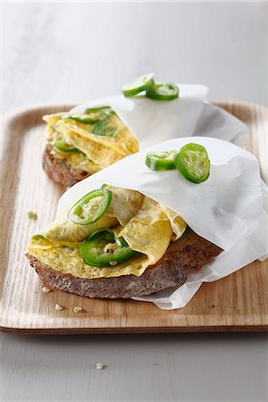 simsearch:825-07522711,k - Green pepper omelette open sandwiches Stockbilder - Lizenzpflichtiges, Bildnummer: 825-06817639