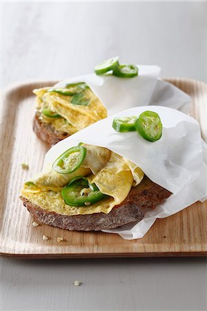 simsearch:825-06817281,k - Green pepper omelette open sandwiches Stockbilder - Lizenzpflichtiges, Bildnummer: 825-06817639