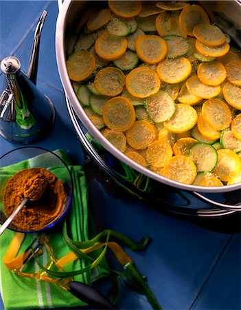 Steaming sliced yellow and green zucchinis Photographie de stock - Rights-Managed, Code: 825-06817679