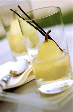 simsearch:652-05807088,k - Poached pear in vanilla syrup Foto de stock - Con derechos protegidos, Código: 825-06817688