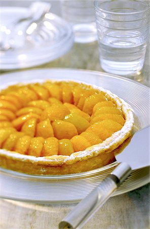 simsearch:825-07076879,k - Apricot tart Photographie de stock - Rights-Managed, Code: 825-06817689