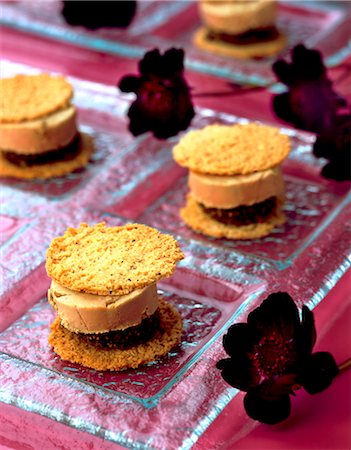 simsearch:652-06818883,k - Crisp foie gras and fig appetizers Photographie de stock - Rights-Managed, Code: 825-06817707