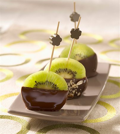 simsearch:652-03804341,k - Sliced kiwi and chocolate delicacies Foto de stock - Con derechos protegidos, Código: 825-06817749