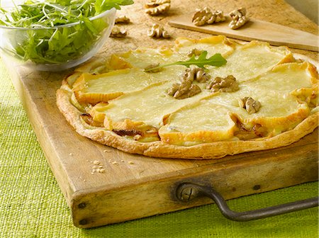 simsearch:652-06819061,k - Maroilles,onion and walnut tart Photographie de stock - Rights-Managed, Code: 825-06817764