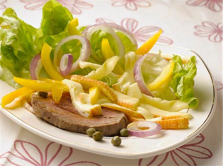 simsearch:825-05812965,k - Cold roast beef with yellow pepper and Maroilles salad Foto de stock - Direito Controlado, Número: 825-06817768