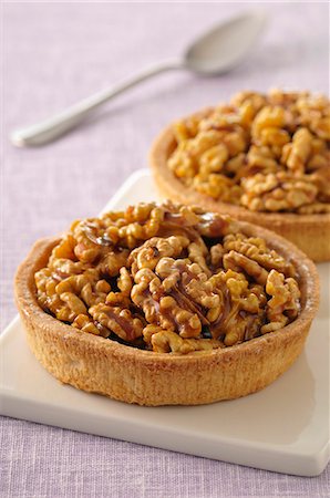 simsearch:825-06816502,k - Walnut tartlets Foto de stock - Con derechos protegidos, Código: 825-06817803