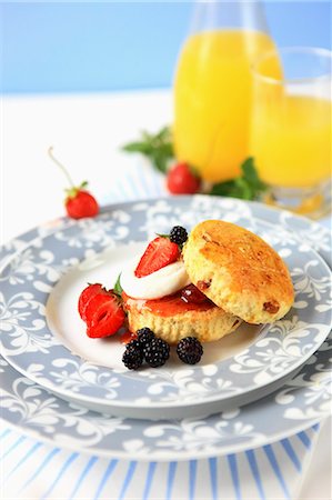 succo d'arancia - Scones with cream and summer fruit Fotografie stock - Rights-Managed, Codice: 825-06817847