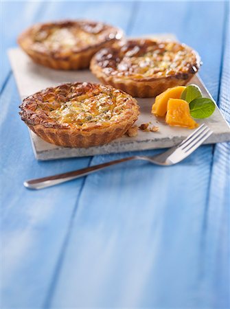 simsearch:825-06816574,k - Spinach-cheddar savoury tart Stockbilder - Lizenzpflichtiges, Bildnummer: 825-06817857