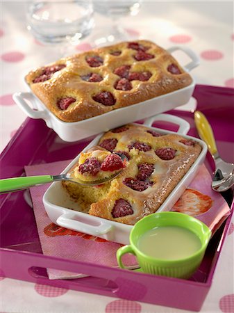 simsearch:825-07522461,k - Semolina,concentrated milk and raspberry cake Fotografie stock - Rights-Managed, Codice: 825-06817877