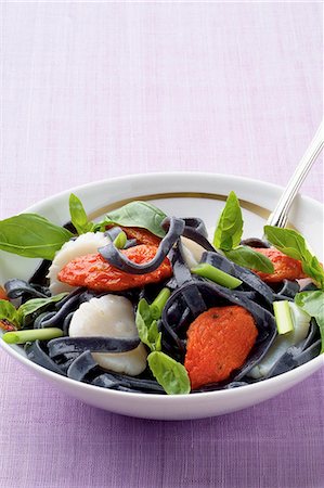 simsearch:652-06819249,k - Tagliatelles with scallops,tomatoes and basil Photographie de stock - Rights-Managed, Code: 825-06817935