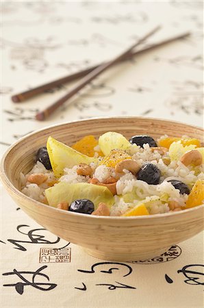 simsearch:825-07077528,k - Thai rice salad with cashews,oranges,chicory and black olives Foto de stock - Con derechos protegidos, Código: 825-06817958