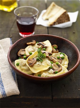 simsearch:652-03802148,k - Cheese raviolis with peas and mushrooms Photographie de stock - Rights-Managed, Code: 825-06817975