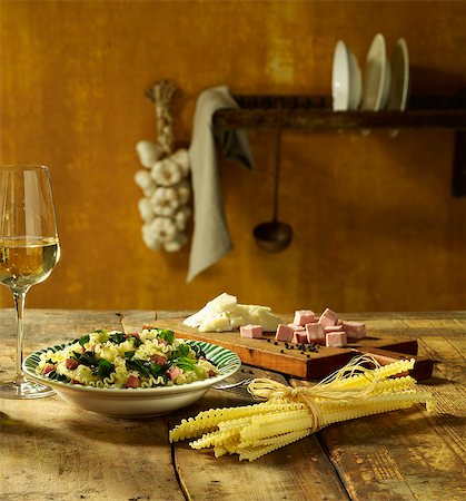 Tripolinis with diced ham and vegetables on a wooden table Foto de stock - Con derechos protegidos, Código: 825-06817973