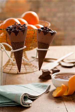 simsearch:652-07655223,k - Chocolate ice cream cones Stockbilder - Lizenzpflichtiges, Bildnummer: 825-06817987