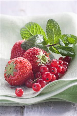 simsearch:825-05988831,k - Strawberries,redcurrants and fresh mint Foto de stock - Con derechos protegidos, Código: 825-06817982