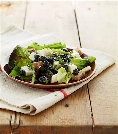 simsearch:825-06817854,k - Lettuce,fresh Tomme cheese,blueberry,croutons and basil salad Foto de stock - Direito Controlado, Número: 825-06818000