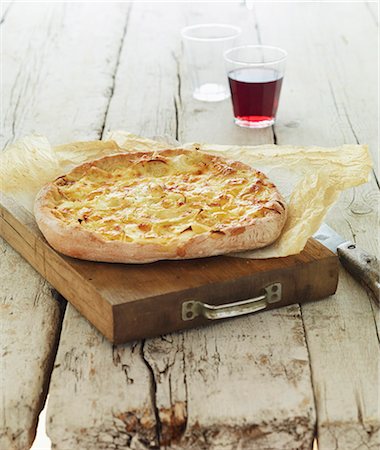 pizza - Pizza-style cream and onion Focaccia Photographie de stock - Rights-Managed, Code: 825-06818001