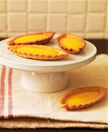 simsearch:652-07655562,k - Lemon curd  tartlets Stockbilder - Lizenzpflichtiges, Bildnummer: 825-06818010