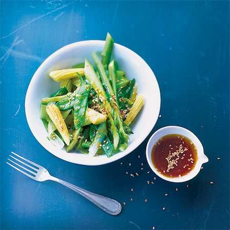 simsearch:825-06817677,k - Steam-cooked young vegetables with sesame seeds and soya sauce Foto de stock - Con derechos protegidos, Código: 825-06818036