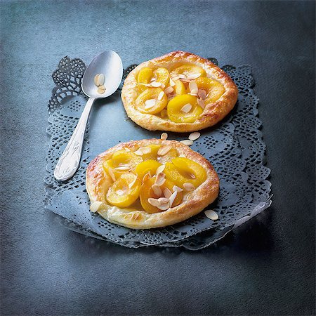 simsearch:825-06046819,k - Apricot and thinly sliced almond tartlets Photographie de stock - Rights-Managed, Code: 825-06818049